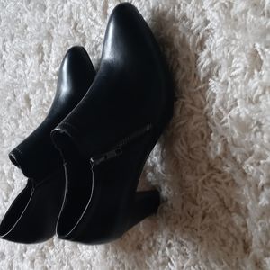 Rialto black shooties. Never wore. 8